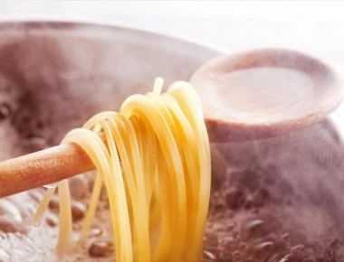 Κι όμως δουλεύει: Το έξυπνο τρικ για να βράζεις τα μακαρόνια σου σε μόνο 1 λεπτό